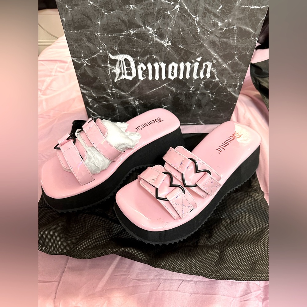New in Box Demonia chunky platform sandals